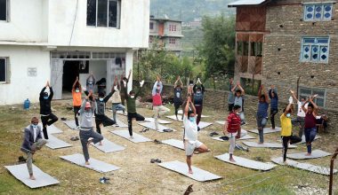 योगाभ्यास गर्दै कोरोना सङ्क्रमित