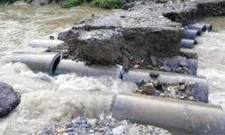 चितवनको इच्छाकामनामा बाढीले डाइभर्सन बगाएपछि सडक अवरुद्ध