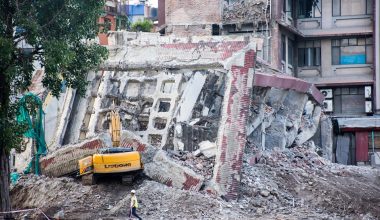 सुन्धारा स्थित काठमाडौं मल भत्किँदा डोजर चालक घाइते