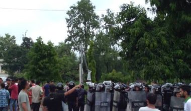 सडक सेवा शुःल्कको विरोध गर्दै राजमार्ग अवरुद्ध