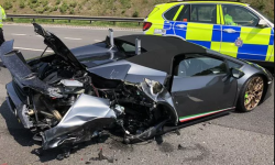 ३ करोडको कार किनेको २० मिनेटमा दुर्घटनामा !