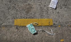 लगाएकाे मास्क जथाभावी फाल्ने प्रवृतिले काेराेनाकाे जोखिम