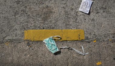 लगाएकाे मास्क जथाभावी फाल्ने प्रवृतिले काेराेनाकाे जोखिम