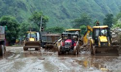 पहिरोले नारायणगढ–मुग्लिन सडक अवरुद्ध (फोटो)