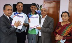 नेपाल बैंक लिमिटेडले सामुदायिक विद्यालयका छात्राको खाता खोलिदिँदै