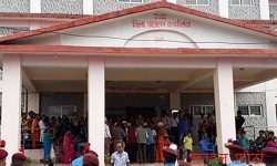 जिल्ला प्रशासन कार्यालय डोटीमा सेवाग्राहीको थेगिनसक्नु भीड