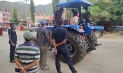 ट्रयाक्टरबाट यात्रु झार्दै प्रहरी