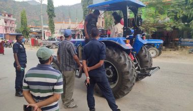 ट्रयाक्टरबाट यात्रु झार्दै प्रहरी