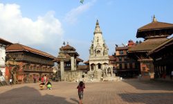 भक्तपुरको दरबार स्क्वायरमा चड्गा उडाउँदै बालिका ।