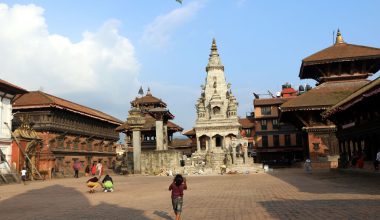 भक्तपुरको दरबार स्क्वायरमा चड्गा उडाउँदै बालिका ।