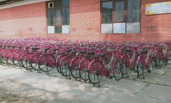 स्कूल जान  टाढा भएका छात्रालाई साइकल दिइयाे