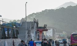 सडक विस्तारका लागि गोंगबुको आकाशेपुल भत्काइदै