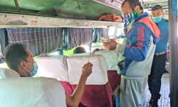 बढी लिएको गाडी भाडा यात्रुलाई फिर्ता गराउदै प्रहरी