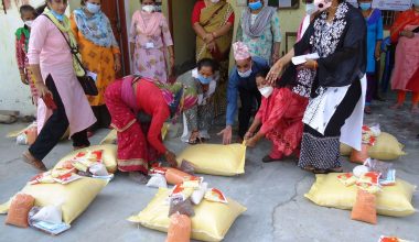 विपन्न तथा एकल महिलालाई खाद्यान्न वितरण