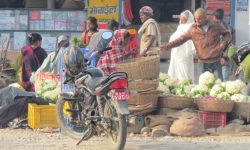 सडकपेटीमा पसल थापेपछि दुर्घटनाको जोखिम