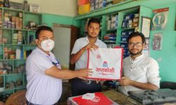 अम्बे ट्रेडिङले दसैंको शुभकामना र उपहार वितरण गर्दै