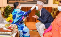 प्रधानमन्त्रीले लगाए राष्ट्रपतिबाट टीका