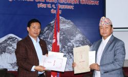 प्रदेश १ का मुख्यमन्त्रीसँग मन्त्रीहरुले गरे कार्य सम्पादन सम्झौता