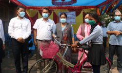भरतपुरमा सामुदायिक विद्यालयका छात्रालाई साइकल