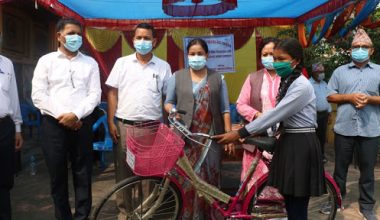 भरतपुरमा सामुदायिक विद्यालयका छात्रालाई साइकल