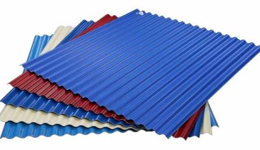 खरका छाना हटाएर अतिविपन्न परिवारका घरमा जस्तापाता