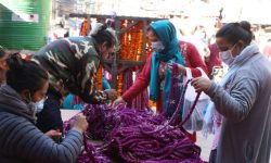 मखमली फूलको माला किन्दै महिला