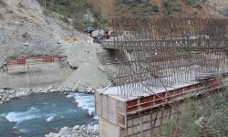 ठेकेदार भागेपछि अलपत्र परेको गलेश्वरको निमार्णाधीन पुल