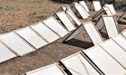 द्वन्द्व पीडित महिला नेपाली कागज बनाउँदै