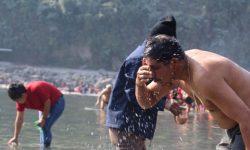 सामाजिक दूरी कायम गर्दै कालीगण्डकी स्नान