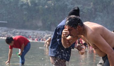 सामाजिक दूरी कायम गर्दै कालीगण्डकी स्नान
