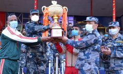 सशस्त्र प्रहरी महानिरीक्षक खनालबाट ‘सशस्त्र प्रहरी महानिरीक्षक कप–२०७७’ को ट्रफी प्रदान