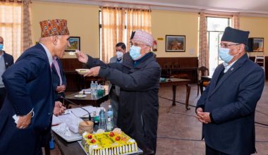 नेकपा सचिवालय बैठकमा पौडेलको जन्मदिन सेलिब्रेट