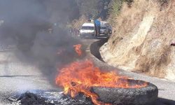 क्षति पूर्तिको माग गर्दै डोटीमा राजमार्ग अवरुद्ध