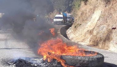 क्षति पूर्तिको माग गर्दै डोटीमा राजमार्ग अवरुद्ध
