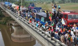 भारतमा कृषि कानुनको विरोधमा आन्दोलन गरिरहेका किसानमाथि अश्रुग्यास प्रहार