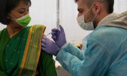 राजदूत अञ्जना शाक्यले कोरोना विरूद्धको पहिलो खोप  लगाइन्