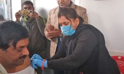 प्रदेश २ का सबै जिल्लामा कोरोना खोप अभियान सुरु, मन्त्री यादवले लगाए पहिलो खोप