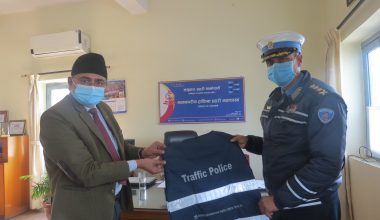 मेरो माइक्रो फाइनान्सद्वारा ट्राफिक प्रहरीलाई फ्लोरोसेन्ट ज्याकेट सहयोग