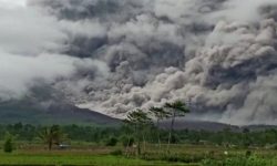 इन्डोनेशियामा ज्वालामुखी विस्फोट