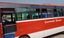 खुकुरी देखाउँदै विप्लव समूहका कार्यकर्ताद्वारा यात्रुबाहक बस तोडफोड