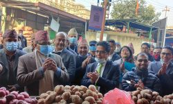 बल्खु तरकारी बजारमा एनएमबि बैंकको क्युआरकोड लागु