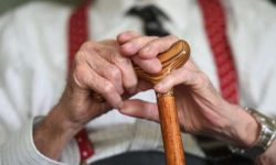 वृद्धालाई निकालियो ज्येष्ठ नागरिक आश्रमबाट