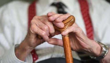 वृद्धालाई निकालियो ज्येष्ठ नागरिक आश्रमबाट