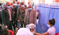 खोप कार्यक्रम निरीक्षण गर्न विभिन्न अस्पताल पुगे प्रधानमन्त्री ओली