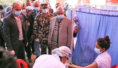 खोप कार्यक्रम निरीक्षण गर्न विभिन्न अस्पताल पुगे प्रधानमन्त्री ओली