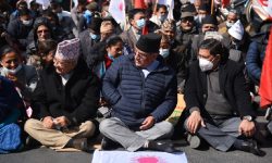 प्रतिनिधिसभा विघटनको विरोधमा नेकपाको धर्ना, माइतीघरको चिसो भुइँमा प्रचण्ड–नेपाल