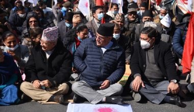 प्रतिनिधिसभा विघटनको विरोधमा नेकपाको धर्ना, माइतीघरको चिसो भुइँमा प्रचण्ड–नेपाल