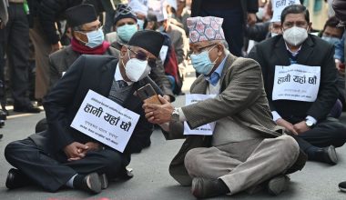 माइतीघरको धर्नामा प्रचण्ड–नेपाल सहभागी हुँदै