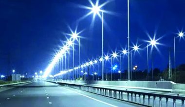 काठमाडौंका सडकमा आधुनिक बत्ती जडान हुँदै