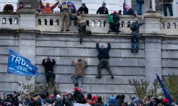 ट्रम्प समर्थकले संसद भवन कब्जा जमाएपछि हिंसा मच्चियाे, ४ जनाकाे मृत्यु